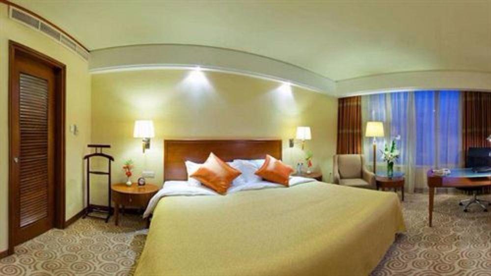 Hotel Equatorial Csingtao Kültér fotó