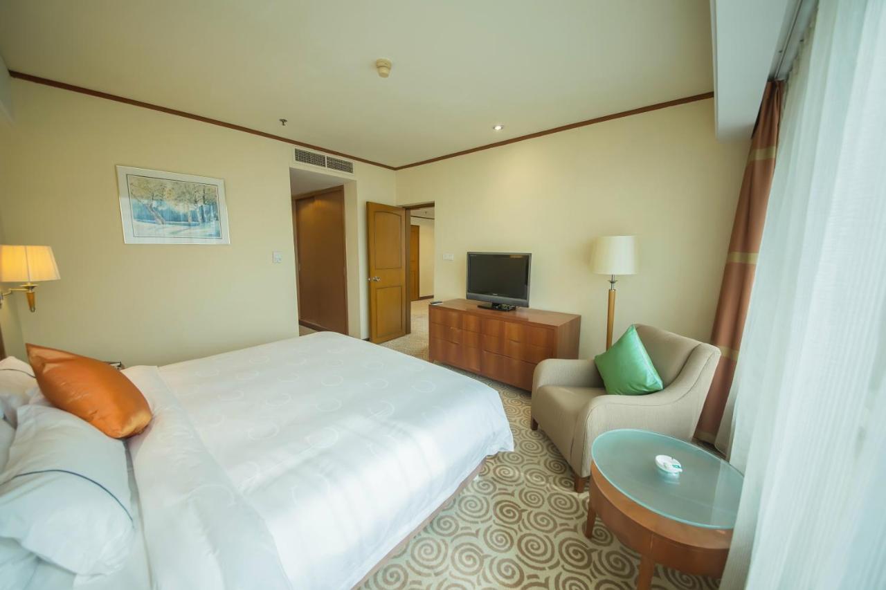 Hotel Equatorial Csingtao Kültér fotó