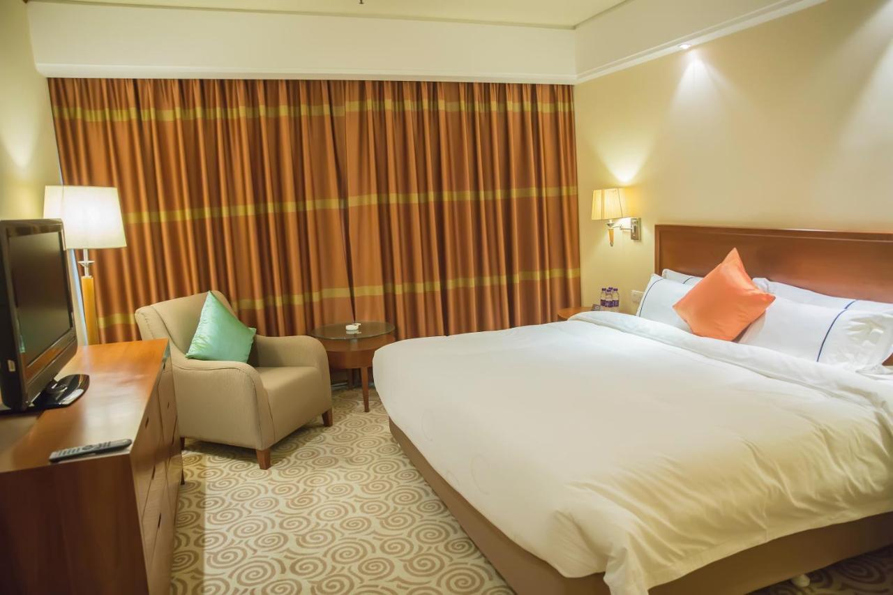 Hotel Equatorial Csingtao Kültér fotó