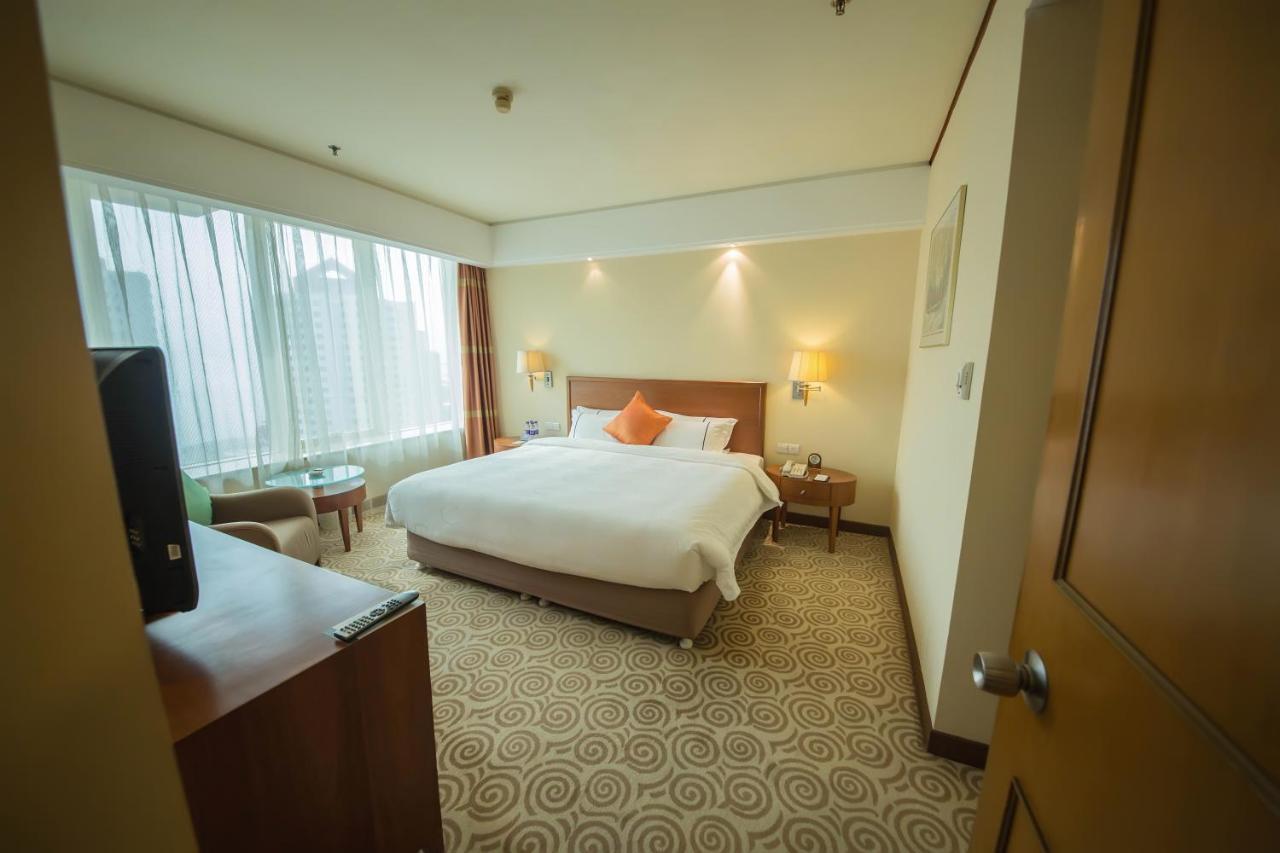 Hotel Equatorial Csingtao Kültér fotó